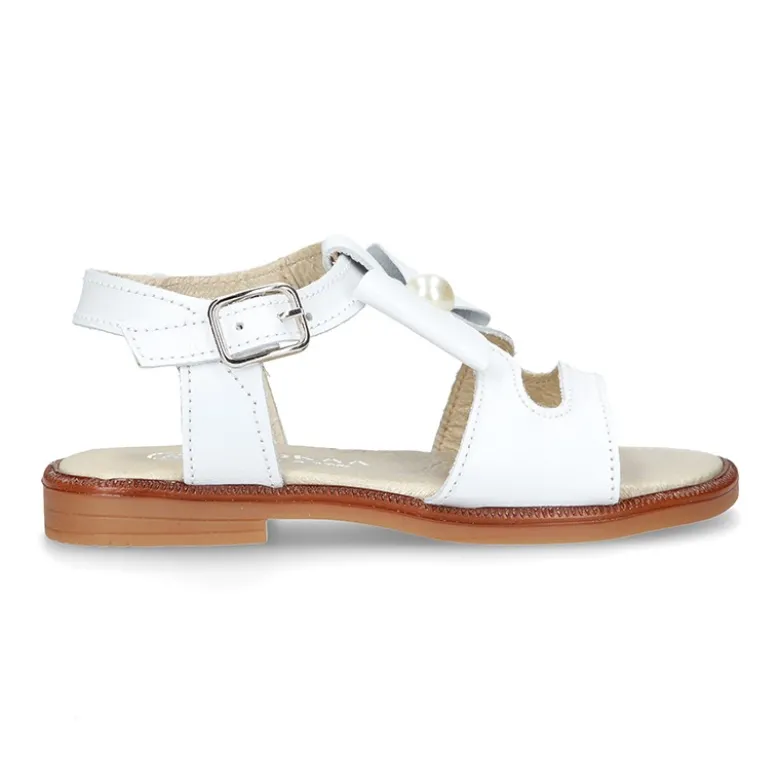 Sandalia Niña en color BLANCO con lazo grande central y diseño con perlas en piel Napa.