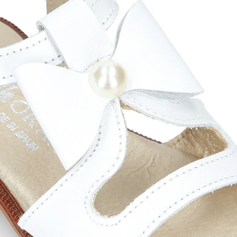 Sandalia Niña en color BLANCO con lazo grande central y diseño con perlas en piel Napa.
