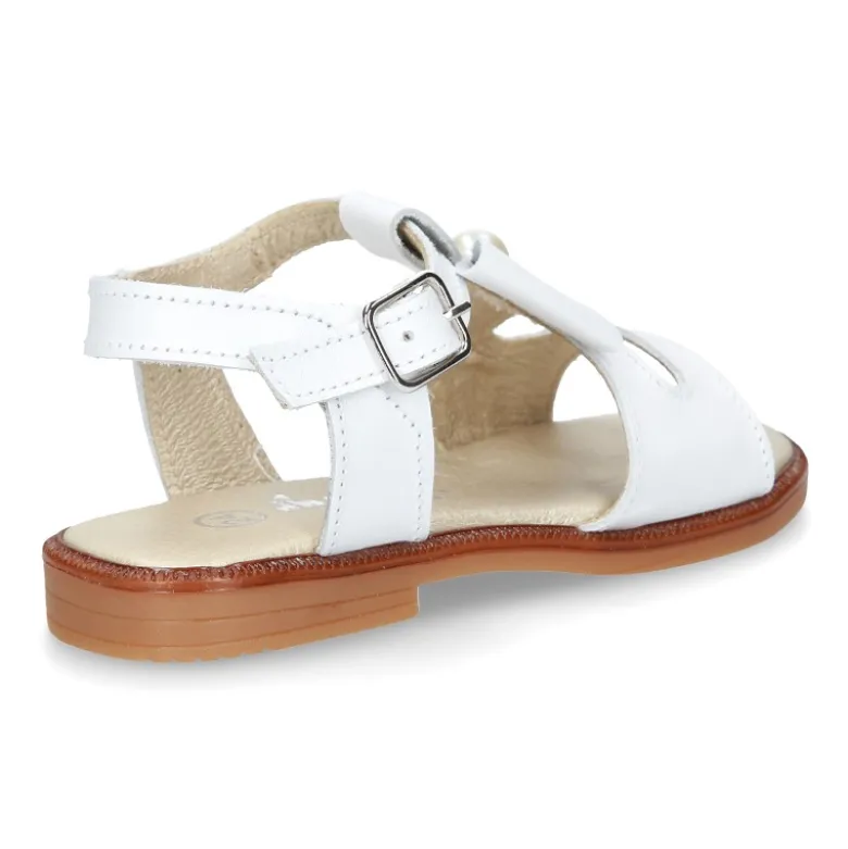 Sandalia Niña en color BLANCO con lazo grande central y diseño con perlas en piel Napa.