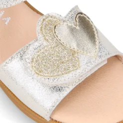 Sandalia Niña en piel laminada con diseño con corazones.