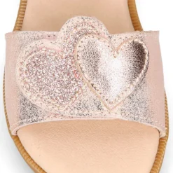 Sandalia Niña en piel laminada con diseño con corazones.