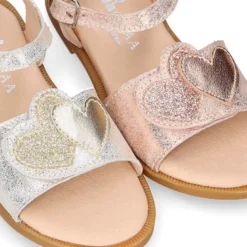Sandalia Niña en piel laminada con diseño con corazones.
