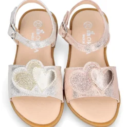 Sandalia Niña en piel laminada con diseño con corazones.