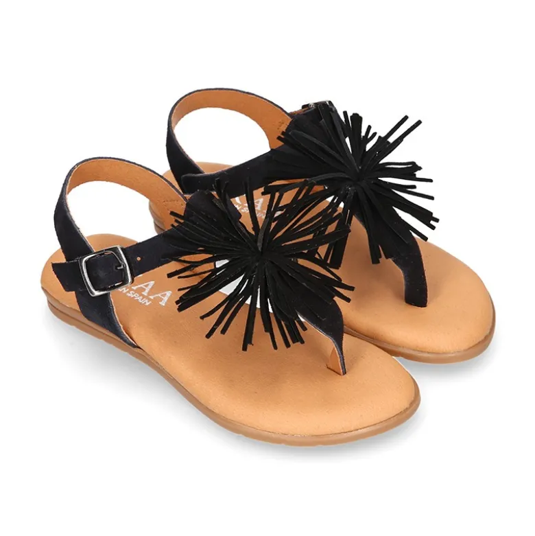 Sandalia niña mayor romana en piel con POMPON NEGRO.