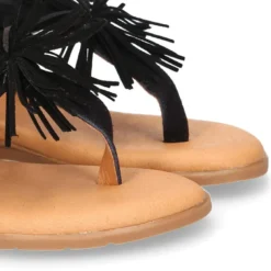 Sandalia niña mayor romana en piel con POMPON NEGRO.