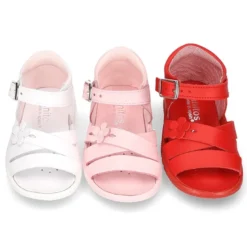 Sandalia Niña peque en piel lavable con tiras cruzadas, FLOR y suela SUPER FLEXIBLE.