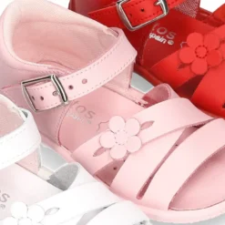 Sandalia Niña peque en piel lavable con tiras cruzadas, FLOR y suela SUPER FLEXIBLE.