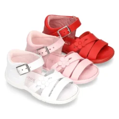 Sandalia Niña peque en piel lavable con tiras cruzadas, FLOR y suela SUPER FLEXIBLE.