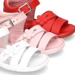 Sandalia Niña peque en piel lavable con tiras cruzadas, FLOR y suela SUPER FLEXIBLE.