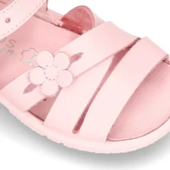 Sandalia Niña peque en piel lavable con tiras cruzadas, FLOR y suela SUPER FLEXIBLE.