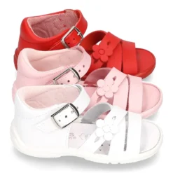 Sandalia Niña peque en piel lavable con tiras cruzadas, FLOR y suela SUPER FLEXIBLE.