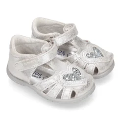 Sandalia Niña peque en piel METALIZADA con cierre adherente y diseño con CORAZÓN.
