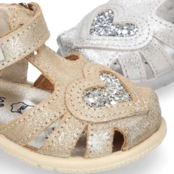 Sandalia Niña peque en piel METALIZADA con cierre adherente y diseño con CORAZÓN.