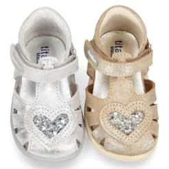 Sandalia Niña peque en piel METALIZADA con cierre adherente y diseño con CORAZÓN.