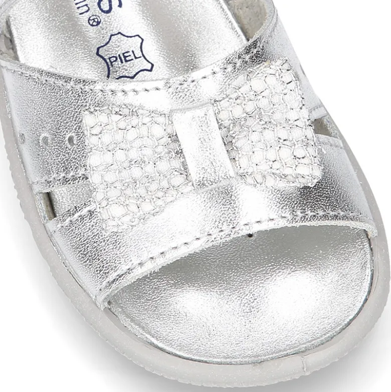 Sandalia Niña peque en piel metalizada con LAZO y suela SUPER FLEXIBLE.