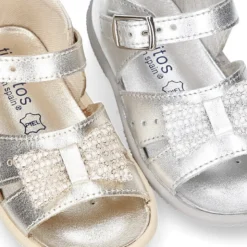 Sandalia Niña peque en piel metalizada con LAZO y suela SUPER FLEXIBLE.