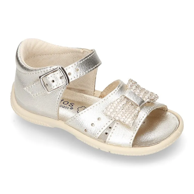 Sandalia Niña peque en piel metalizada con LAZO y suela SUPER FLEXIBLE.