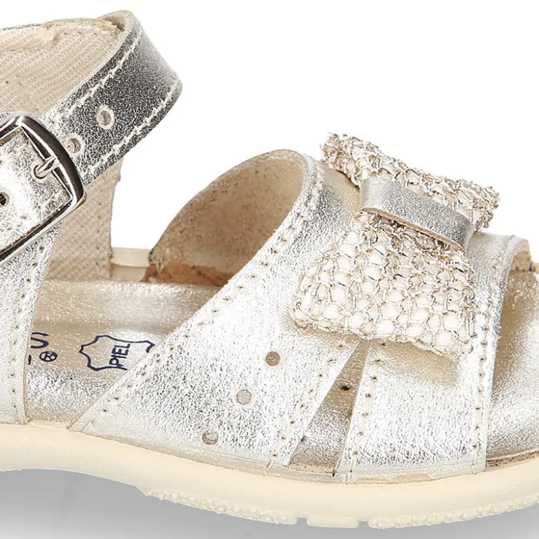 Sandalia Niña peque en piel metalizada con LAZO y suela SUPER FLEXIBLE.