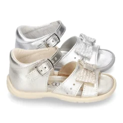 Sandalia Niña peque en piel metalizada con LAZO y suela SUPER FLEXIBLE.