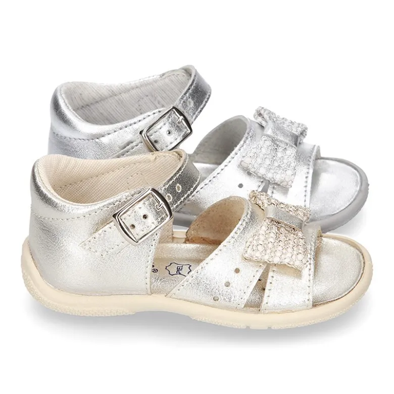 Sandalia Niña peque en piel metalizada con LAZO y suela SUPER FLEXIBLE.