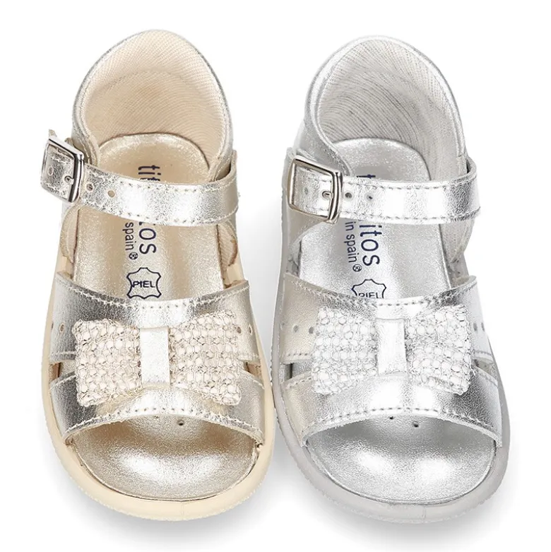 Sandalia Niña peque en piel metalizada con LAZO y suela SUPER FLEXIBLE.
