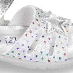 Sandalia Niña peque en piel metalizada con ESTRELLAS y cierre adherente con suela SUPER FLEXIBLE.