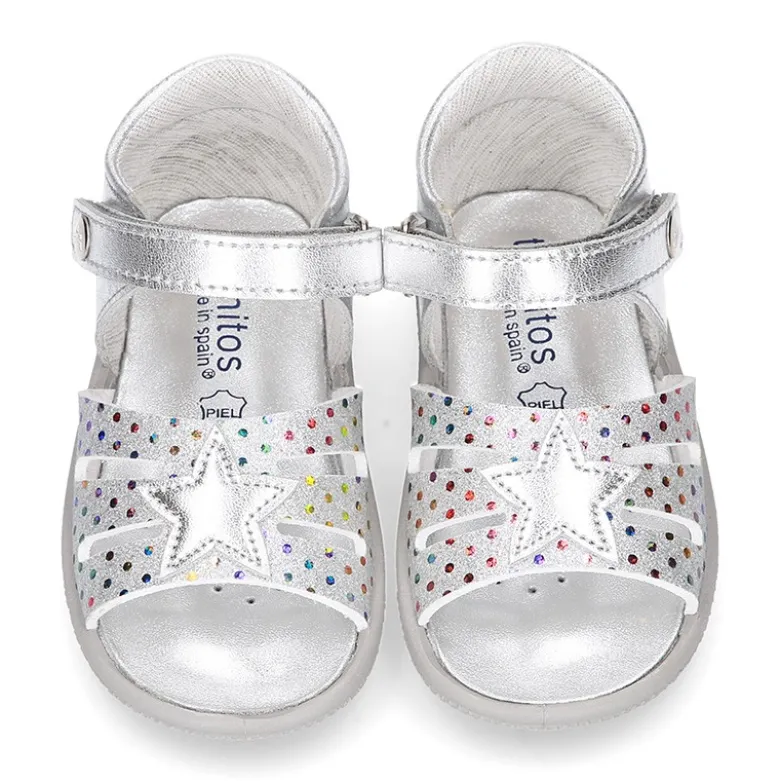 Sandalia Niña peque en piel metalizada con ESTRELLAS y cierre adherente con suela SUPER FLEXIBLE.