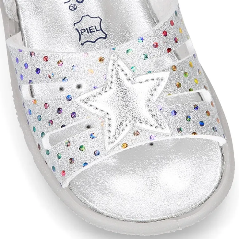 Sandalia Niña peque en piel metalizada con ESTRELLAS y cierre adherente con suela SUPER FLEXIBLE.