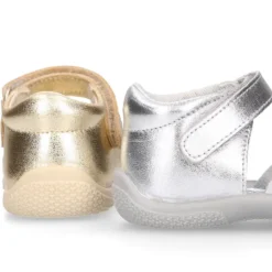 Sandalia Niña peque en piel metalizada con cierre adherente y suela SUPER FLEXIBLE.