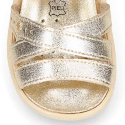 Sandalia Niña peque en piel metalizada con cierre adherente y suela SUPER FLEXIBLE.