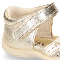 Sandalia Niña peque en piel metalizada con cierre adherente y suela SUPER FLEXIBLE.