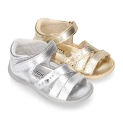 Sandalia Niña peque en piel metalizada con cierre adherente y suela SUPER FLEXIBLE.