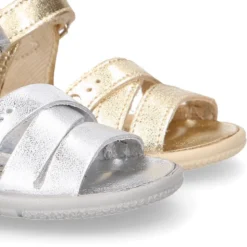 Sandalia Niña peque en piel metalizada con cierre adherente y suela SUPER FLEXIBLE.