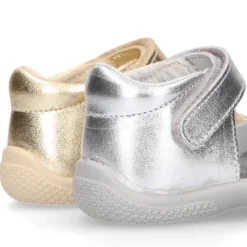 Sandalia Niña peque en piel metalizada con cierre adherente y suela SUPER FLEXIBLE.