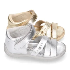 Sandalia Niña peque en piel metalizada con cierre adherente y suela SUPER FLEXIBLE.