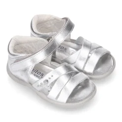 Sandalia Niña peque en piel metalizada con cierre adherente y suela SUPER FLEXIBLE.