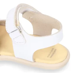 Sandalia niña respetuosa en piel con diseño trenzado en color Blanco.