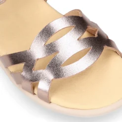 Sandalia niña respetuosa en piel con diseño trenzado en color Oro