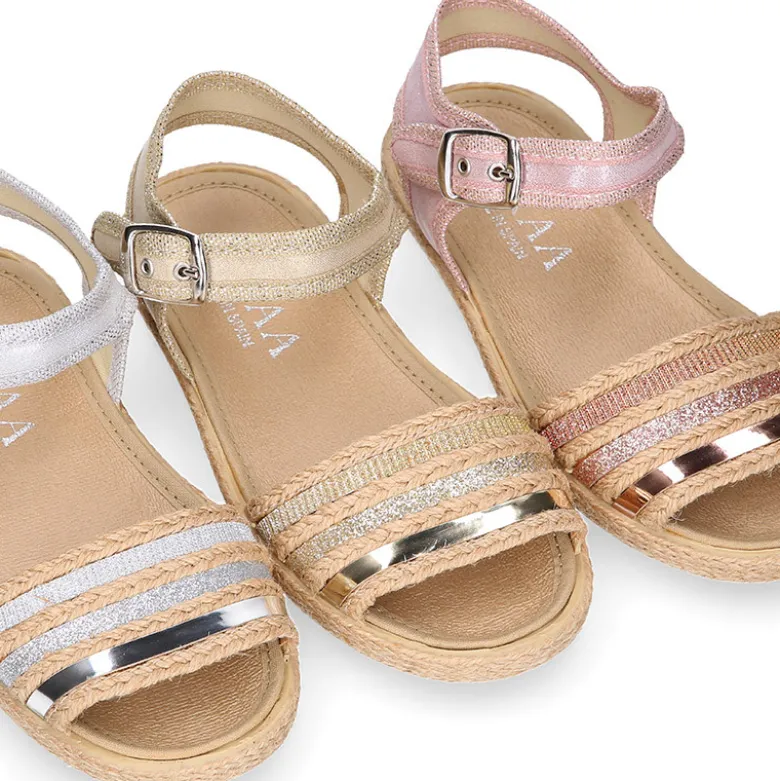 Sandalia niña tipo alpargata con hebilla en lona con diseño con brillos.