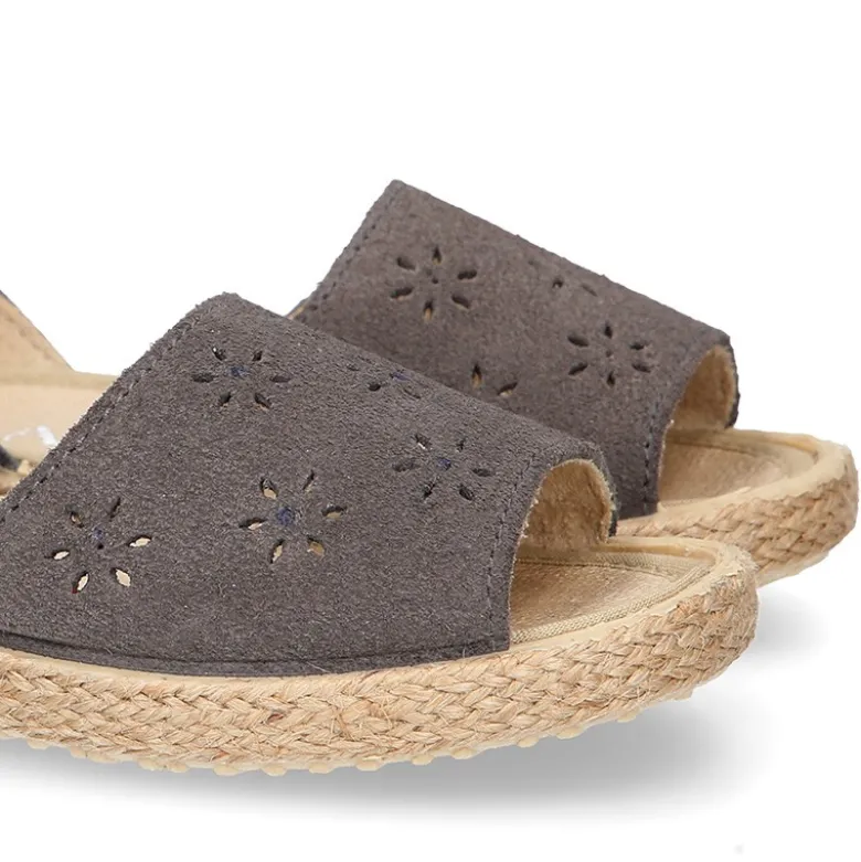 Sandalia niña tipo alpargata con diseño con FLORES en piel Serraje.
