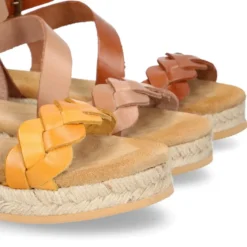 Sandalia Niña tipo alpargata en piel atada al tobillo y diseño trenzado.