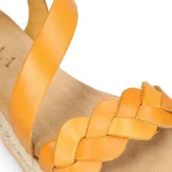 Sandalia Niña tipo alpargata en piel atada al tobillo y diseño trenzado.