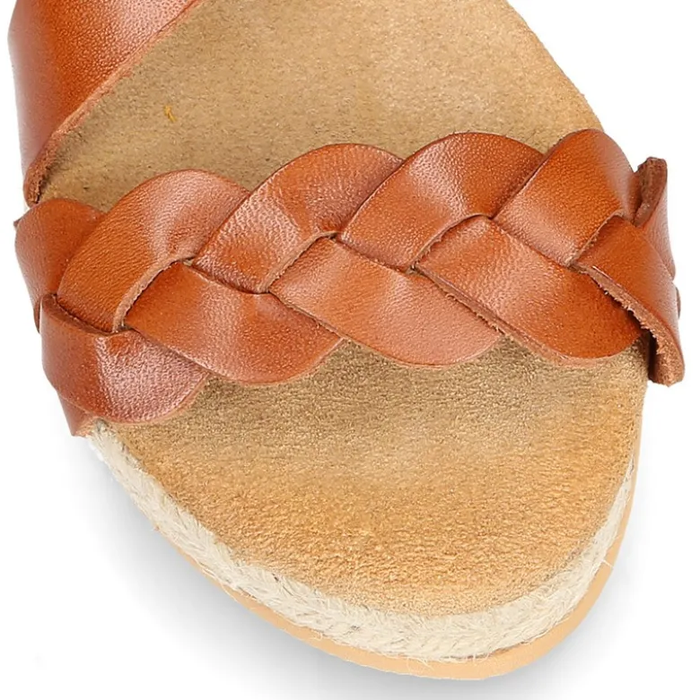 Sandalia Niña tipo alpargata en piel atada al tobillo y diseño trenzado.