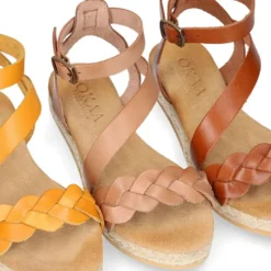 Sandalia Niña tipo alpargata en piel atada al tobillo y diseño trenzado.