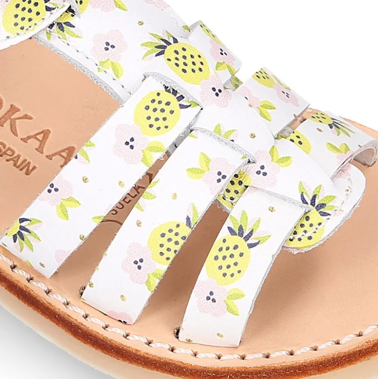 Sandalia niña tiras cruzadas en piel con PIÑAS y suela super flexible.