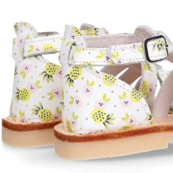 Sandalia niña tiras cruzadas en piel con PIÑAS y suela super flexible.