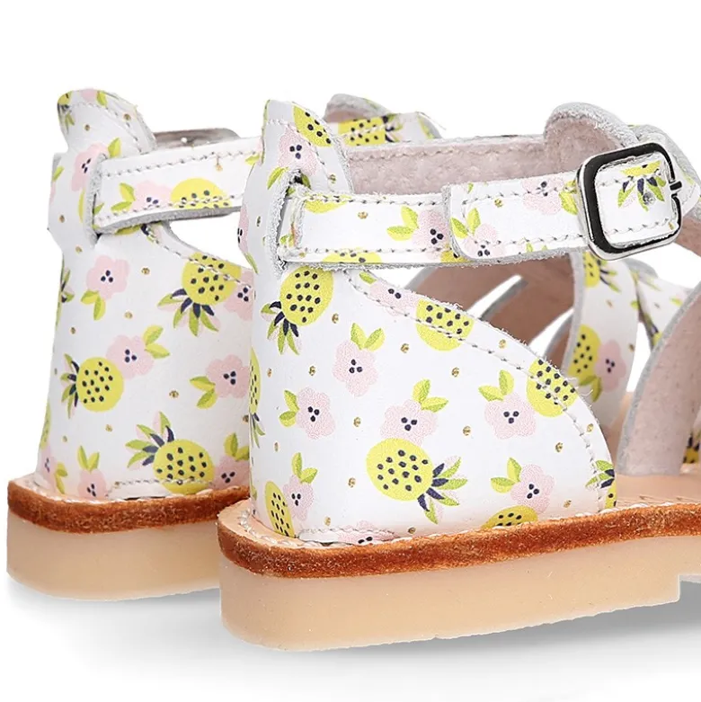 Sandalia niña tiras cruzadas en piel con PIÑAS y suela super flexible.