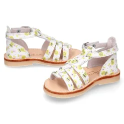 Sandalia niña tiras cruzadas en piel con PIÑAS y suela super flexible.