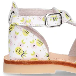 Sandalia niña tiras cruzadas en piel con PIÑAS y suela super flexible.