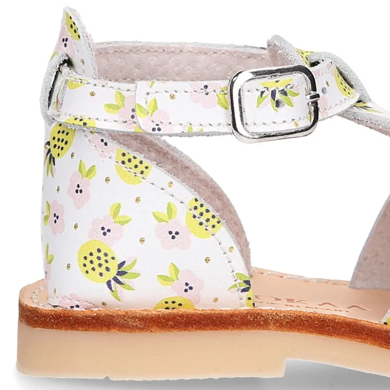 Sandalia niña tiras cruzadas en piel con PIÑAS y suela super flexible.